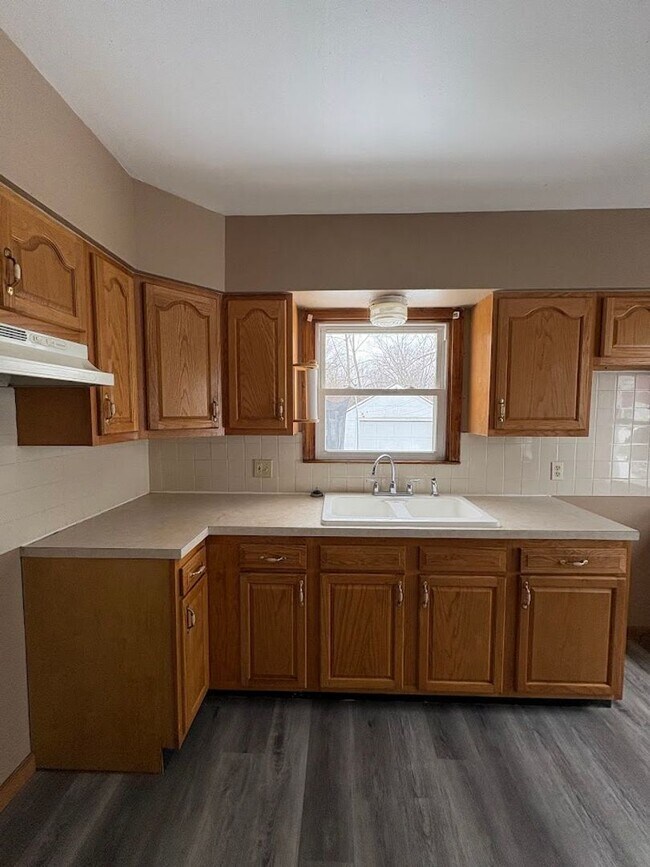 Building Photo - Three bedroom one bathroom home for rent