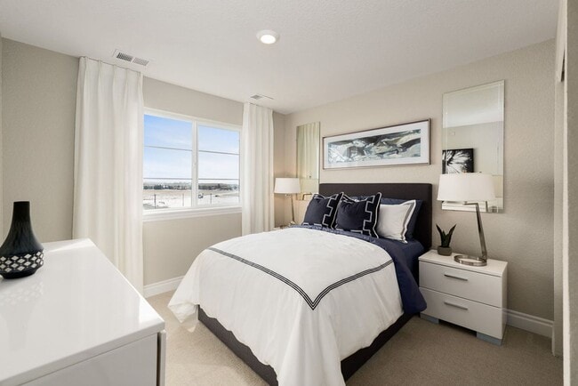 Building Photo - Beautiful 2-story modern townhome available for rent in booming Interquest & Voyager area