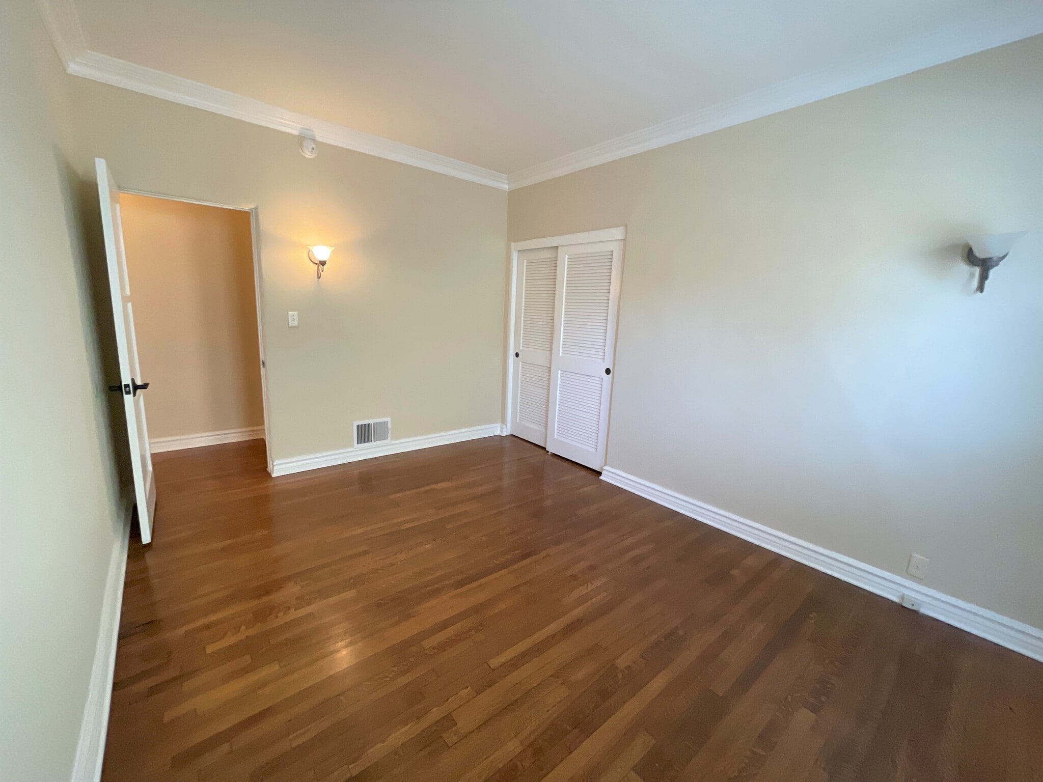 Building Photo - 152 N Arnaz Dr