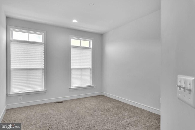 Building Photo - 23035 Sullivans Cove Sq