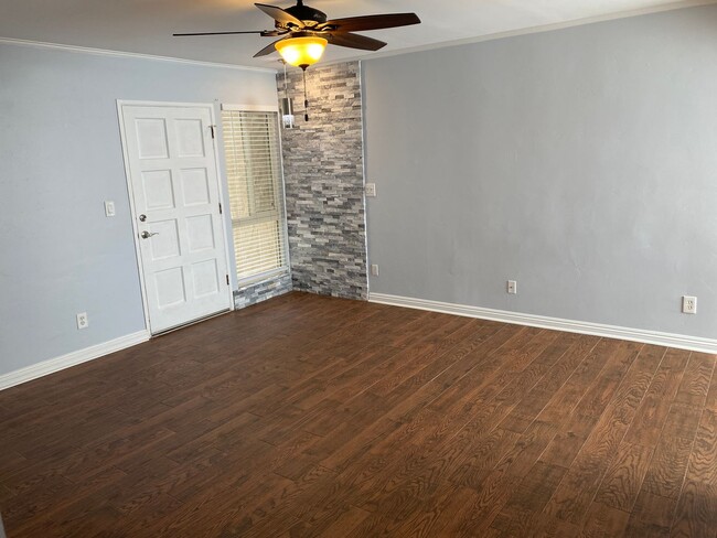 Building Photo - 2/2 Condo with Laundry and 2-Car Parking