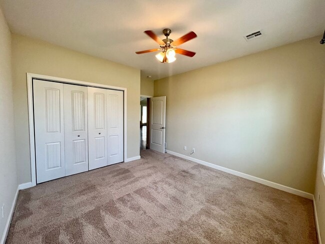 Building Photo - 3 Bed Townhome in Excellent West Side Location!