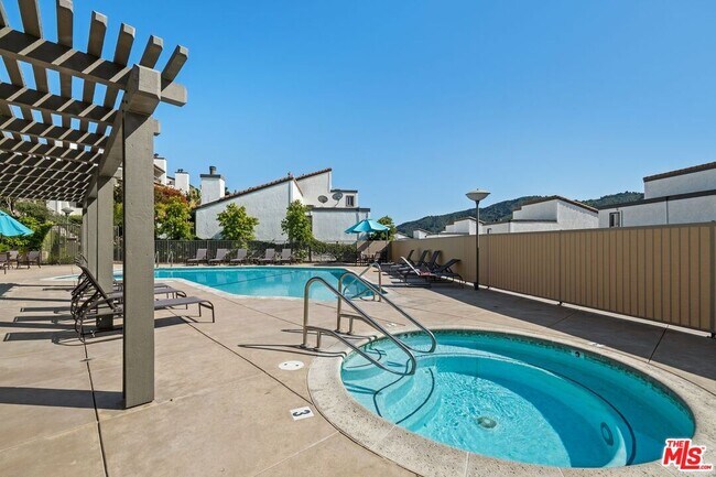 Building Photo - 1732 Palisades Dr