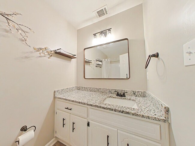 Building Photo - 4 Bedroom Brick Ranch in Woodlake!