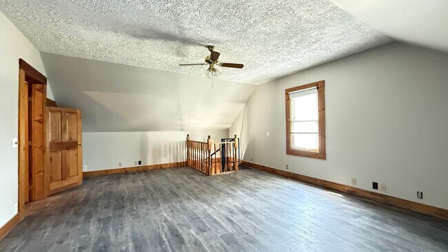 Building Photo - SPACIOUS...3 Bedroom 1 Bath