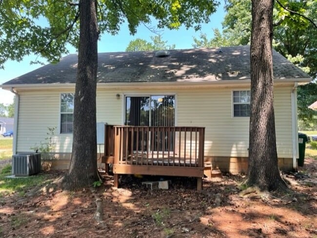 Building Photo - Charming ranch-style 2 Bedroom 1 Bath home in Pineville offering comfortable single-level living.