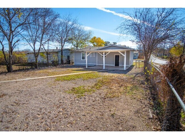 Building Photo - Cozy Remodeled Home Near Downtown