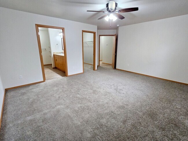 Building Photo - Open, One-Level Living- 4 Bedroom, 2.5 Bath Richland Home with Spacious Backyard