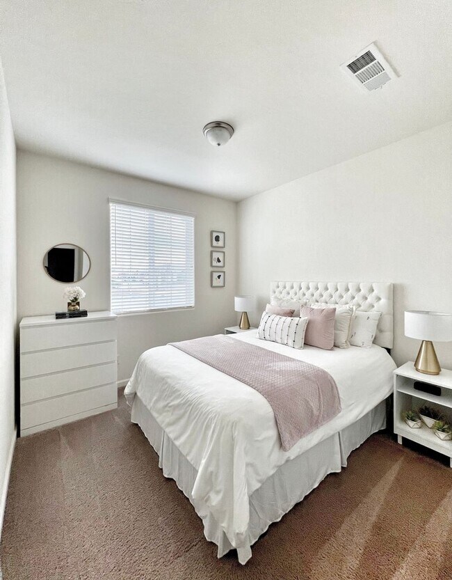 Building Photo - Beautiful Home for rent in Visalia, Ca