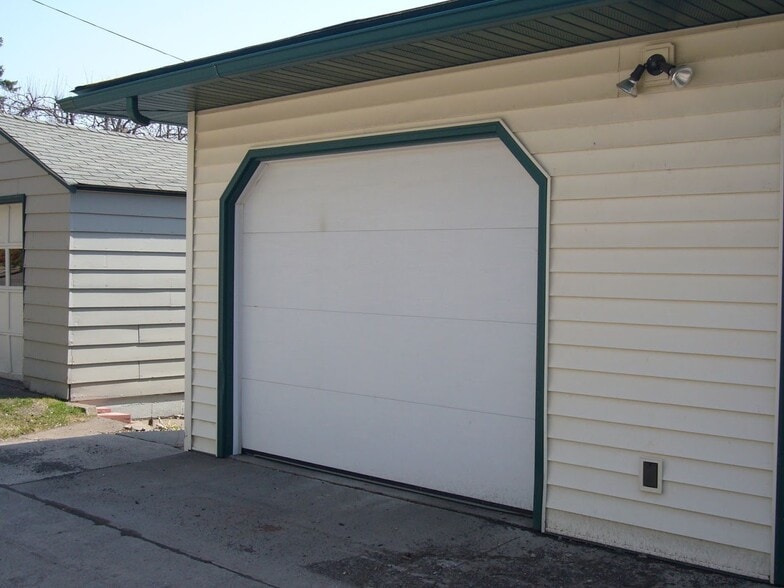 1 car detached garage - 1927 E 5th St