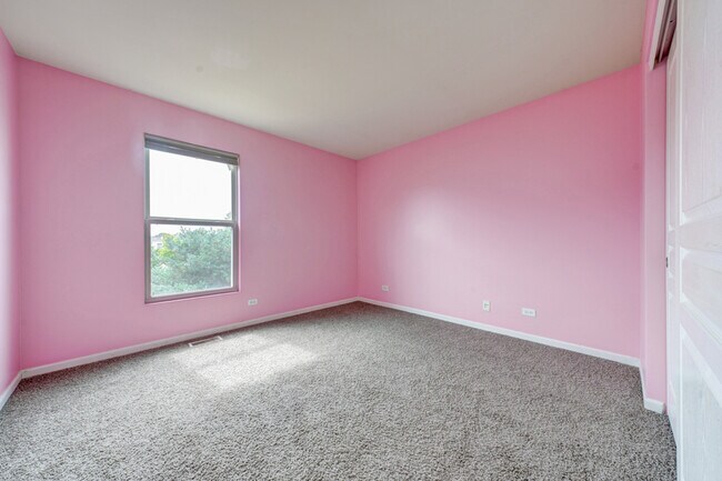 Building Photo - 511 Valentine Way