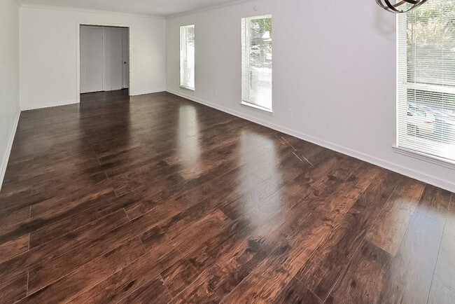 Building Photo - 1401 Jennifer Dr