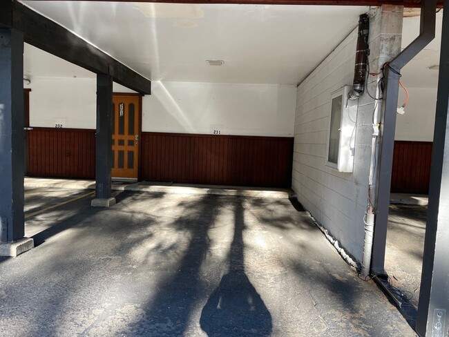 Building Photo - 2 bedroom condo with carport, pool and hot tub access