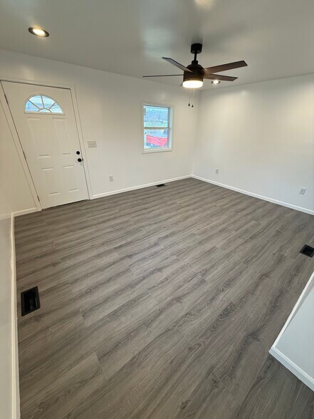 Building Photo - 421 2nd St