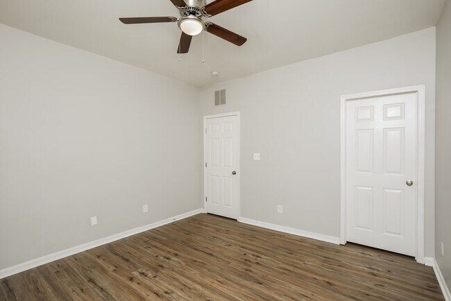 Building Photo - 802 Shefford Town Dr