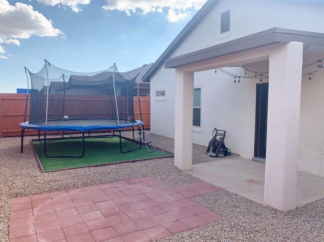 Building Photo - Newer Home in  Metro Park Village