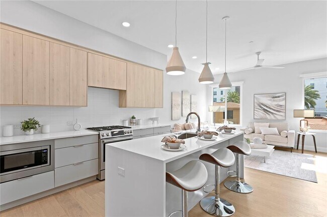 Building Photo - 368 6th St S