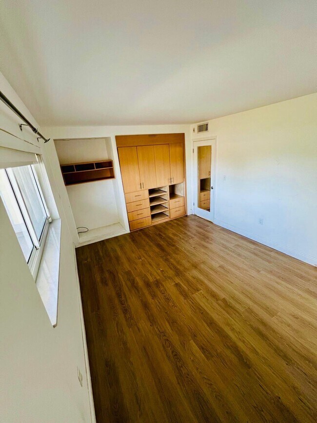 Building Photo - 1175 NE Miami Gardens Dr