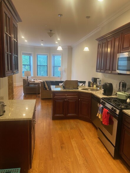 Building Photo - 1089 Beacon St