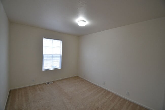 Building Photo - 3 Bed 2.5 Bath Townhome With AC Available ...