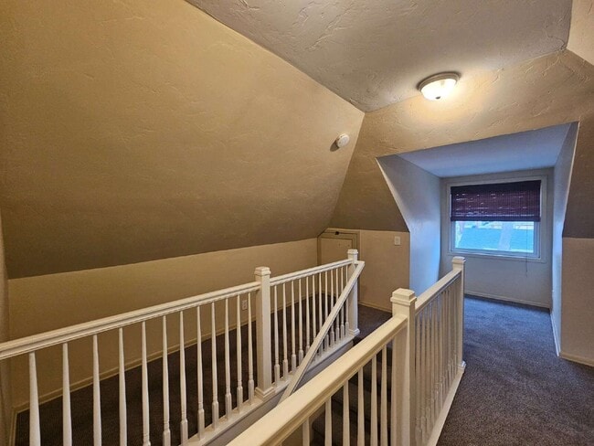 Building Photo - 719 W 1st Ave