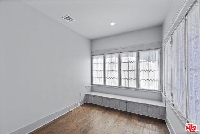 Building Photo - 344 S Kingsley Dr