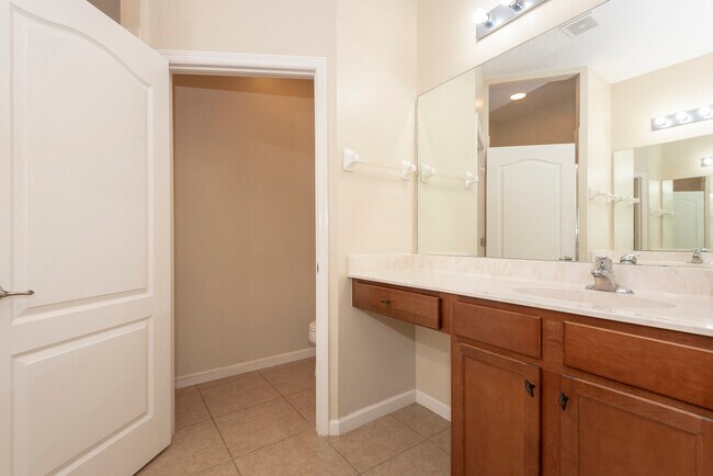 Building Photo - 253 Catriona Dr
