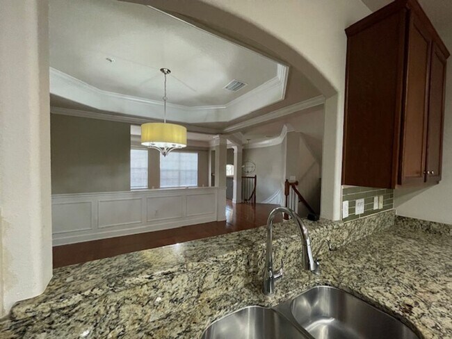 Building Photo - Midtowne