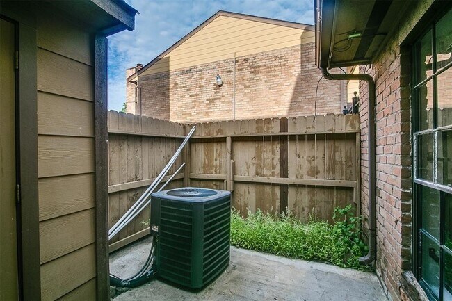 Building Photo - 9090 S Braeswood Blvd