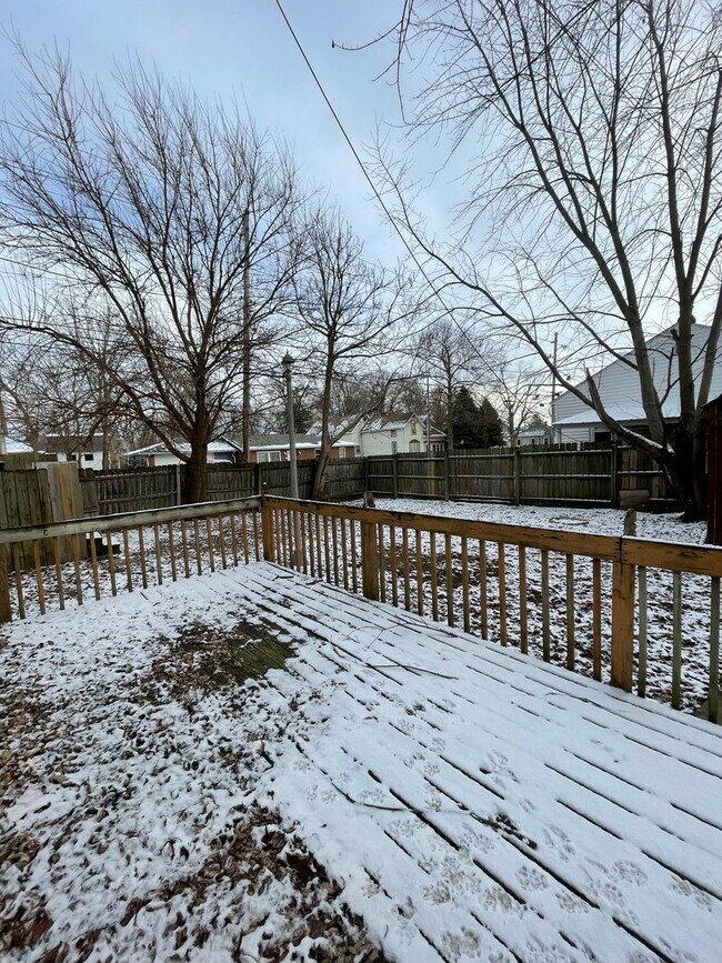 Building Photo - 5 Bedroom Available NOW