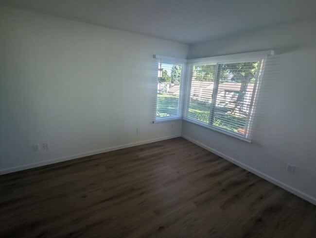 Building Photo - 3 Bedroom 2 Bathroom Single Story Home in ...