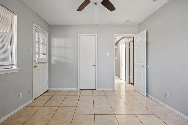 Building Photo - 2102 Lamplight Village Cir