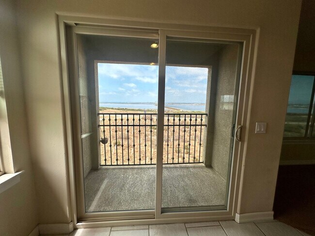 Building Photo - Huge Bay Front 3 Bed 2.5 Bath