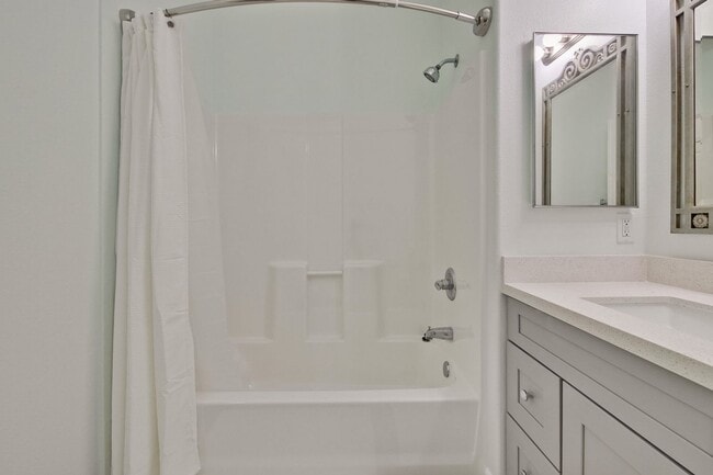 Building Photo - Excellent 2 Bed 2 Bath Condo - Completely Remodeled!