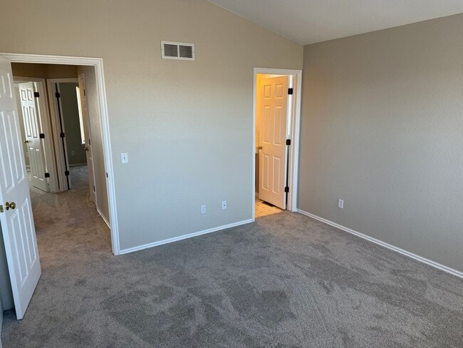 Building Photo - Beautifully refreshed 3-bed, 2.5-bath home in the heart of Highlands Ranch