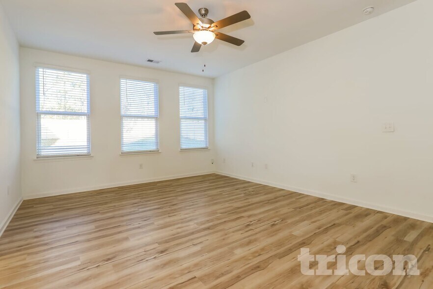 Building Photo - 228 Everett Sq