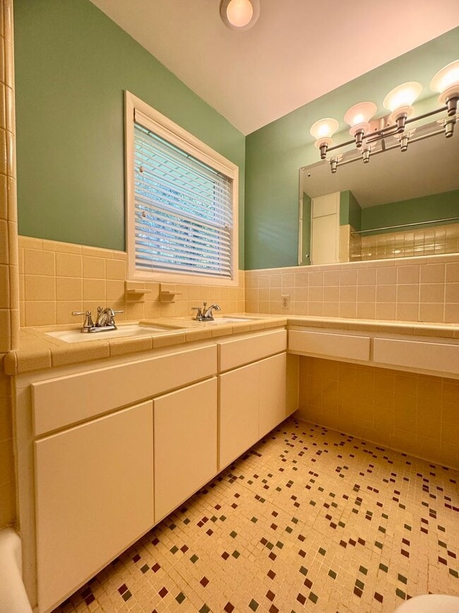 Building Photo - 4 Bedroom Jamestown Beauty!
