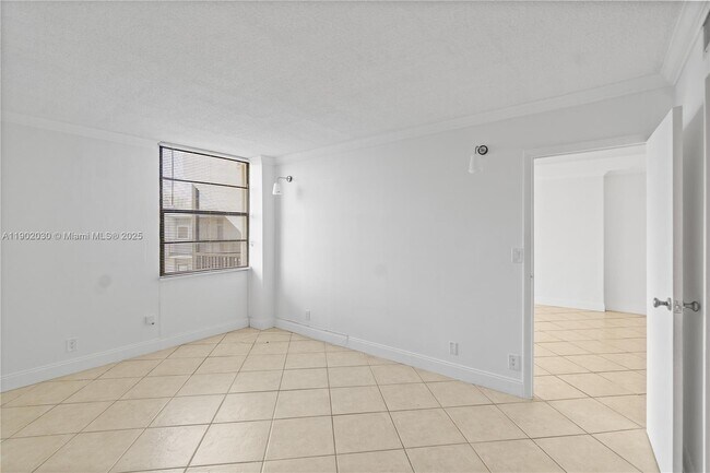 Building Photo - 3475 N Country Club Dr