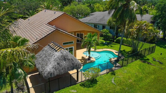 Building Photo - 3043 Lakewood Dr