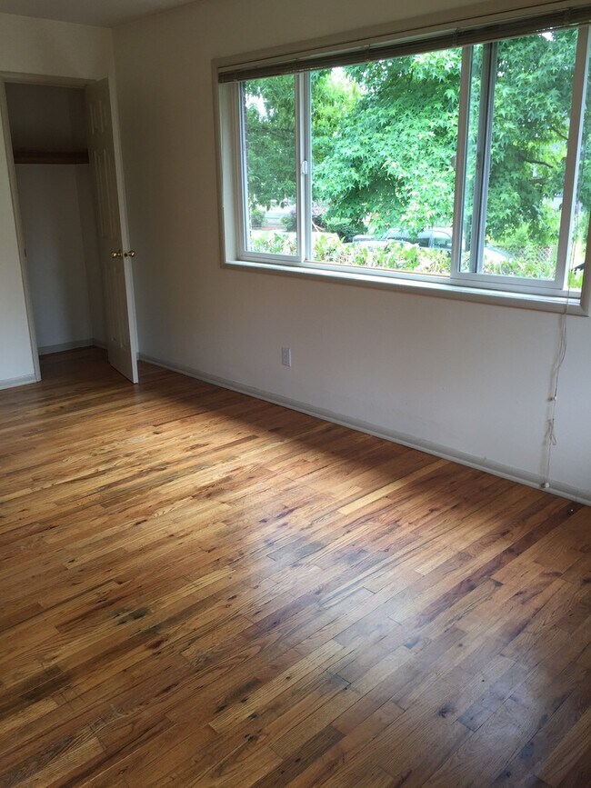 Building Photo - Corner 1bed, great location, bike storage,...
