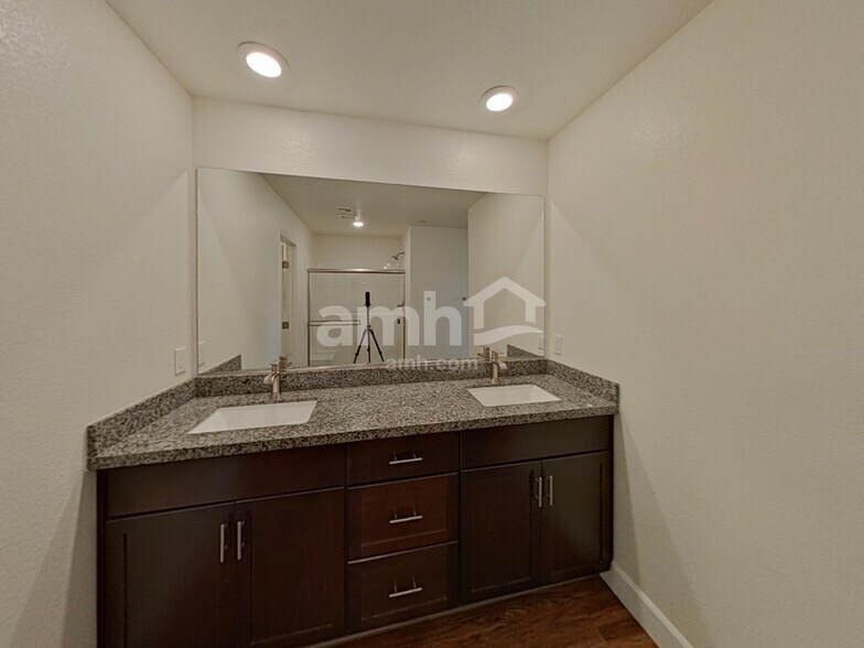 Building Photo - 696 N Water St