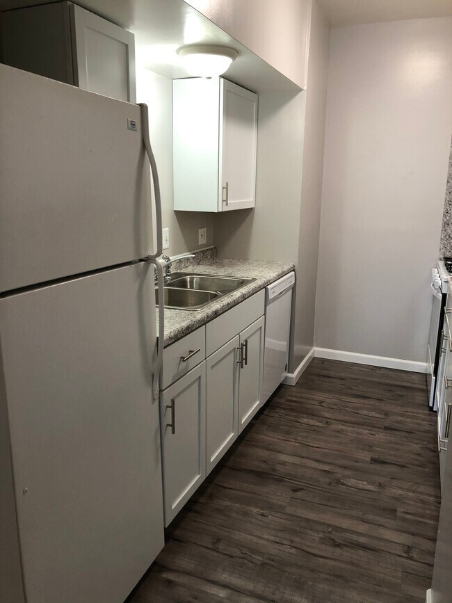 Kitchen - 517 Iowa Ave