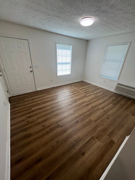 Building Photo - 223 Maple Dr