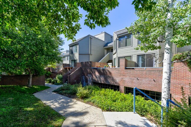 Building Photo - 2 Bedroom Condo in Great Location with Poo...
