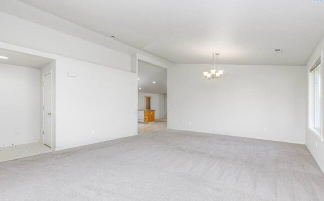 Building Photo - Stunning 3 Bedroom in West Pasco with RV P...