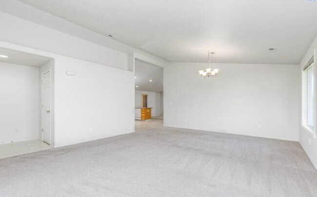 Building Photo - Stunning 3 Bedroom in West Pasco with RV Parking!!