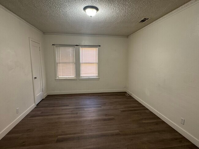 Building Photo - 1361 N Safford Ave