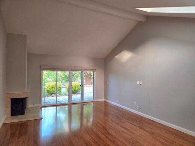 Building Photo - Spacious 3 bedroom 2 bath townhome for rent in Crow Canyon Country Club