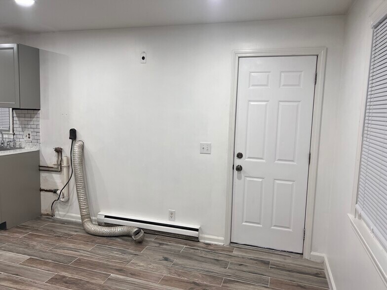 Eat in kitchen - 21 N Spring St