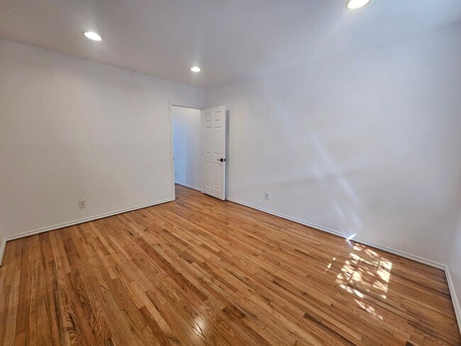 Building Photo - 1649 Sargent Pl